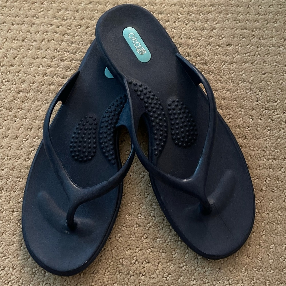 Oka b navy flip flops sz 6